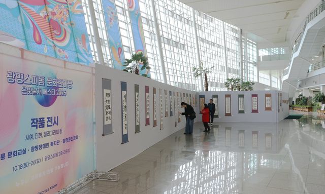 문화교실 수강생들의 작품 전시회.