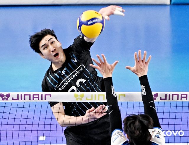 현대캐피탈 신호진(뒤)은 이번 시즌 리시브와 공격력을 겸비한 리시빙 아포짓으로서 외국인 선수 못지않은 활약을 펼치고 있다. 사진제공│KOVO