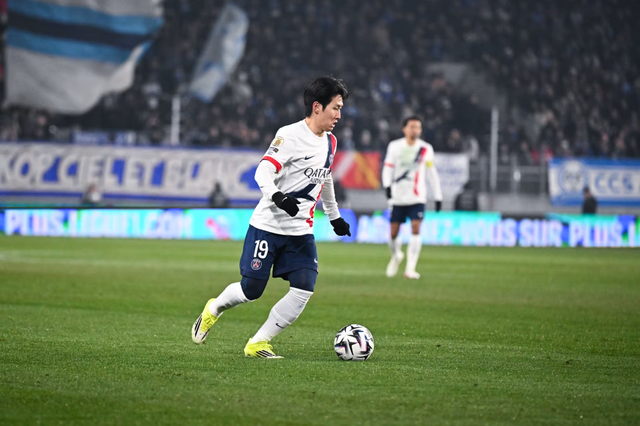 PSG 이강인이 2일(한국시간) 프랑스 스트라스부르의 스타드 드 라 메노서 열린 스트라스부르와 원정경기서 드리블을 하고 있다. 사진출처│PSG 홈페이지