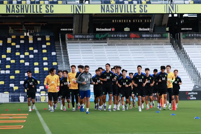 축구대표팀의 최대 고민 중 하나가 팀 사이클 관리다. 2026북중미월드컵을 가장 빨리 시작하지만 해외파의 합류 시기가 유동적이라 걱정스럽다. 지난해 9월 미국 원정 A매치를 준비하는 대표팀. 사진제공｜대한축구협회