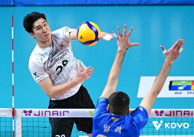 현대캐피탈 신호진(뒤)은 이번 시즌 리시브와 공격력을 겸비한 리시빙 아포짓으로서 외국인 선수 못지않은 활약을 펼치고 있다. 사진제공│KOVO