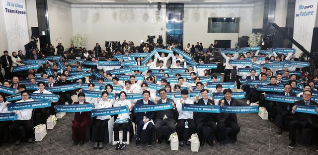 문체부와 장애인체육회는 2026밀라노·코르티나담페초동계패럴림픽에서 선수단에게 물샐틈 없는 지원을 약속했다. 지난달 22일 동계올림픽 선수단 결단식에서 참석자들이 파이팅을 다짐하고 있다. 뉴시스