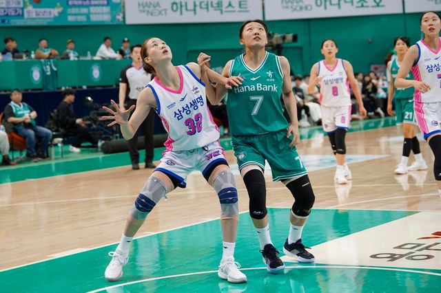 하나은행 정예림(오른쪽)은 엄청난 활동량을 앞세워 팀의 선두 질주에 힘을 보태고 있다. 삼성생명 윤예빈과 리바운드 싸움을 하고 있는 정예림. 사진제공ㅣWKBL