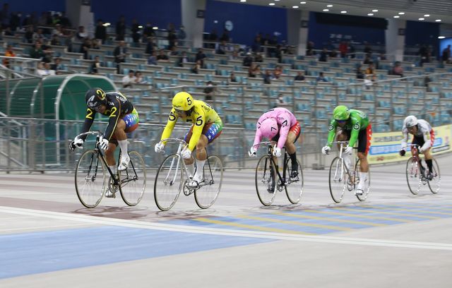 2026년 첫 대상경륜인 스피드온배 대상경륜이 13일부터 사흘간 광명광명스피돔에서 펼쳐진다. 특선급 경주에 나선 선수들이 결승선 앞에서&nbsp;접전을 벌이고 있다. 사진제공 | 국민체육진흥공단