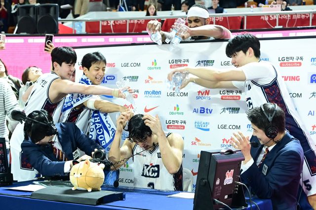 KCC 허웅(가운데)이 2일 잠실학생체육관에서 열린 SK전에서 국내 선수 역대 3위인 51점·3점슛 14개를 기록하며 승리를 이끈 뒤 동료들의 축하를 받고 있다. 사진제공｜KCC