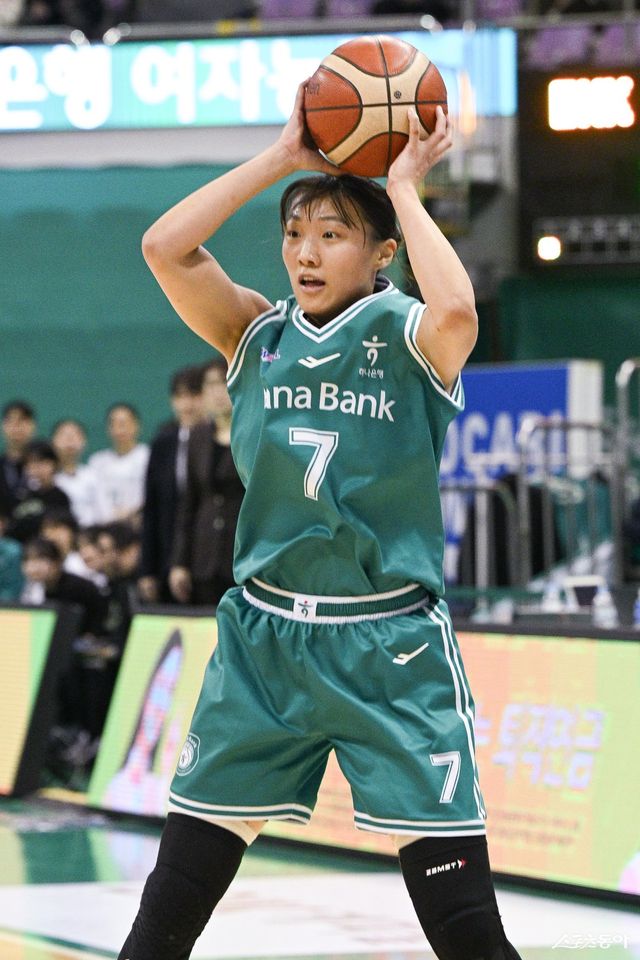하나은행 정예림은 엄청난 활동량을 앞세워 팀의 선두 질주에 힘을 보태고 있다. 사진제공ㅣWKBL