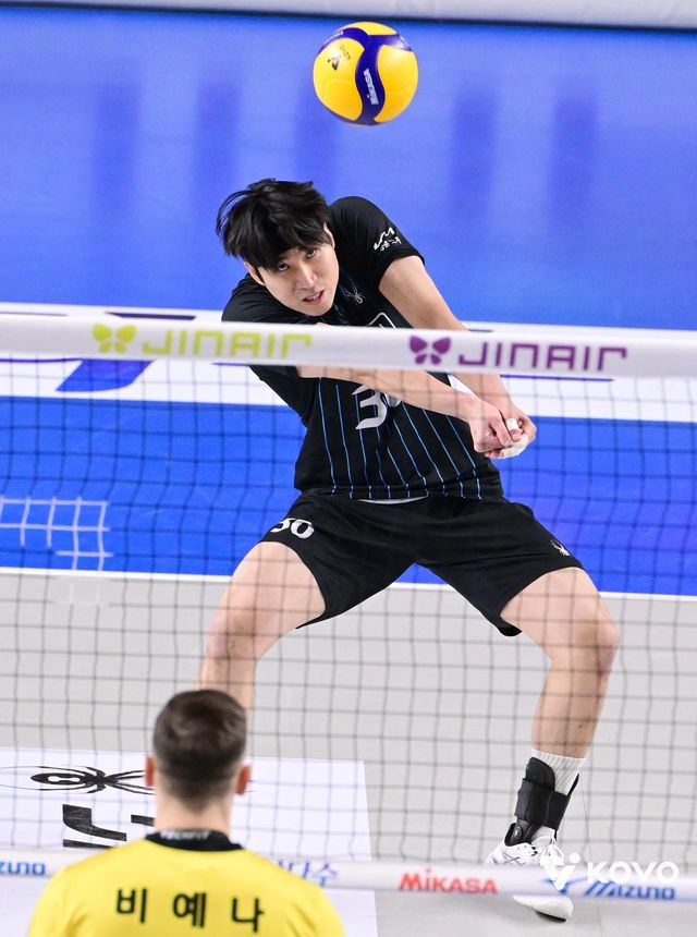 현대캐피탈 신호진은 이번 시즌 리시브와 공격력을 겸비한 리시빙 아포짓으로서 외국인 선수 못지않은 활약을 펼치고 있다. 사진제공│KOVO