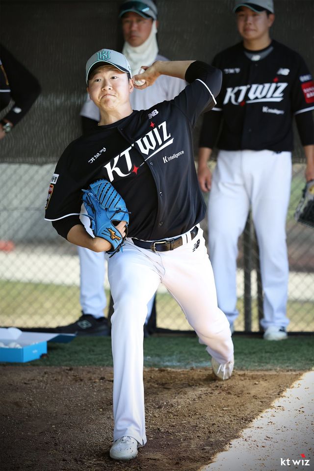 KT 권성준이 지난달 30일 호주 질롱 베이스볼 센터에서 열린 스프링캠프 도중 불펜피칭을 소화하고 있다. 사진제공｜KT 위즈