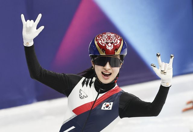 쇼트트랙 대표팀 김길리가 21일(한국시간) 이탈리아 밀라노 아이스스케이팅아레나서 열린 2026밀라노·코르티나담페초동계올림픽 여자 1500m 결선에서 2분32초076의 기록으로 결승선을 통과한 뒤 세리머니를 하고 있다. 밀라노｜뉴시스