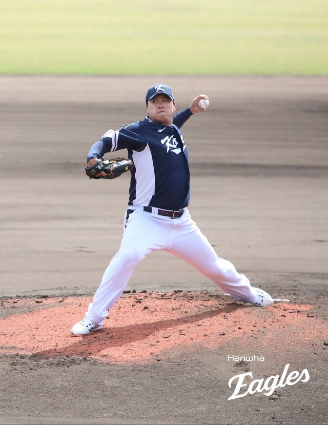 한국야구대표팀 류현진이 21일 일본 오키나와 고친다구장서 열린 한화와 연습경기서 선발투수로 나서 힘차게 공을 던지고 있다. 류현진은 한화를 상대로 2이닝 무실점 퍼펙트 피칭을 했다. 류현진의 호투를 앞세운 대표팀은 한화를 5-2로 꺾고 오키나와 연습경기 첫 승을 거뒀다. 사진제공｜한화 이글스