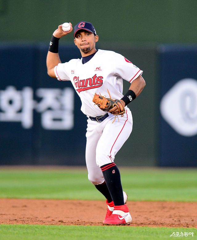 2020년 5월 13일 부산 사직야구장에서 ‘2020 신한은행 SOL KBO리그’ 롯데 타자 마차도. 부산 | 김민성 기자 marineboy@donga.com