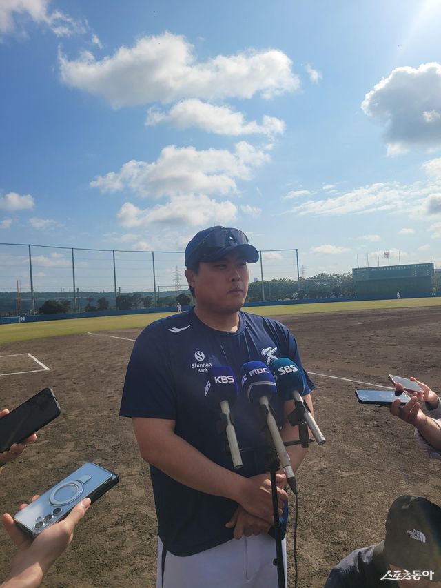 WBC 야구대표팀 류현진이 21일 일본 오키나와 고친다구장서 열린 한화와 연습경기를 마친 뒤 취재진과 인터뷰를 하고 있다. 오키나와｜장은상 기자 award@donga.com