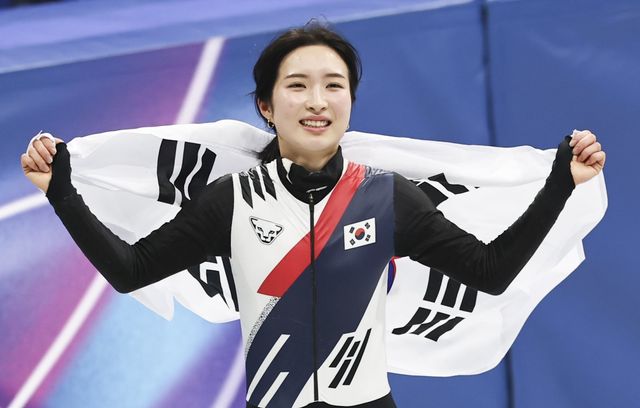 쇼트트랙 대표팀 김길리가 21일(한국시간) 이탈리아 밀라노 아이스스케이팅아레나서 열린 2026밀라노·코르티나담페초동계올림픽 여자 1500m 결선에서 2분32초076의 기록으로 금메달을 확정한 뒤 태극기를 들고 세리머니를 하고 있다. 밀라노｜뉴시스