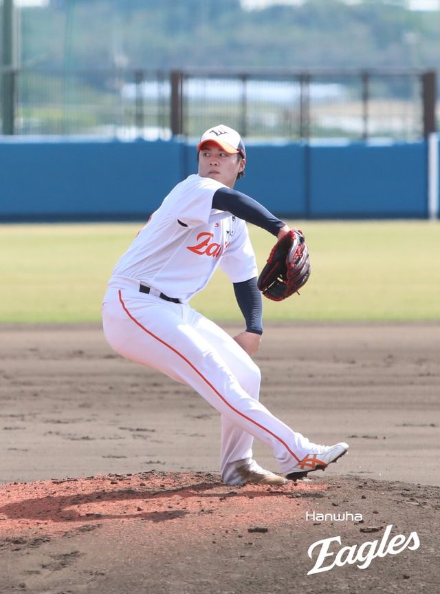 한화 왕옌청이 21일 일본 오키나와 고친다구장서 열린 한국야구대표팀과 연습경기서 선발투수로 나서 공을 던지고 있다. 왕옌청은 대표팀을 상대로 2이닝 무실점을 기록했다. 사진제공｜한화 이글스