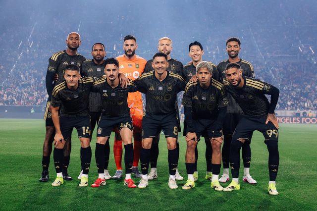 LAFC 선수들이 22일(한국시간) LA 메모리얼 콜리세움에서 열린 인터 마이애미와 2026시즌 MLS 개막전 홈경기 직전 서로 어깨동무를 하고 있다. 사진출처｜LAFC X