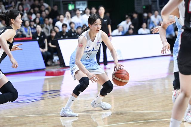 신한은행 신지현이 22일 부산사직체육관에서 열린 부산 BNK 썸과 원정경기에서 드리블하고 있다. 사진제공｜WKBL