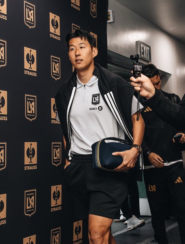 LAFC 손흥민이 22일(한국시간) LA 메모리얼 콜리세움에서 열린 인터 마이애미와 2026시즌 MLS 개막전 홈경기를 앞두고 경기장에 입장하고 있다. 사진출처｜LAFC X