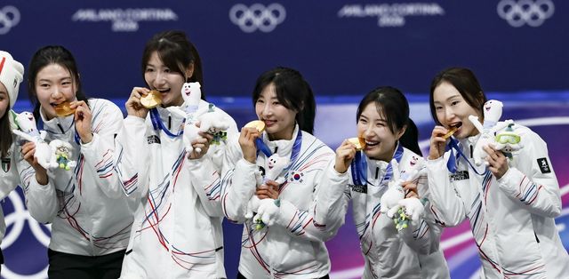 여자쇼트트랙대표팀 심석희, 노도희, 이소연, 김길리, 최민정(왼쪽부터)이 19일(한국시간) 밀라노 아이스스케이팅 아레나에서 열린 여자 3000m 계주에서 금메달을 차지한 뒤 세리머니를 하고 있다. 밀라노ㅣ뉴시스