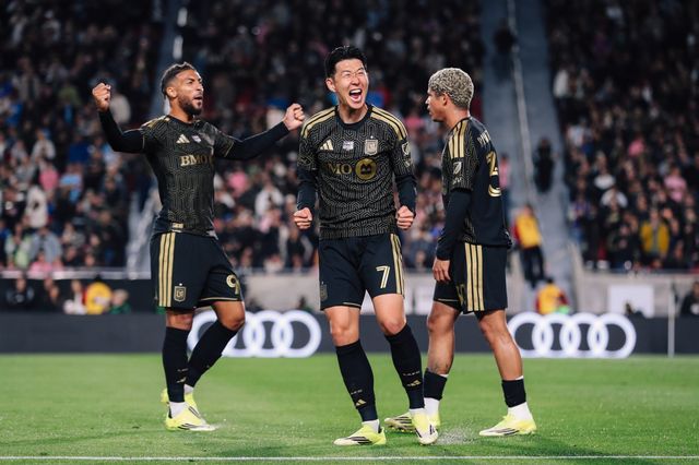 LAFC 손흥민(가운데)이 22일(한국시간) LA 메모리얼 콜리세움서 열린 인터 마이애미와 2026시즌 MLS 개막전 홈경기 도중 팀의 선제골 직후 환호하고 있다. LA｜AP뉴시스