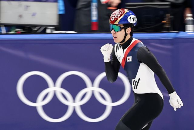 황대헌이 21일(한국시간)&nbsp;밀라노 아이스 스케이팅 아레나에서 열린&nbsp;쇼트트랙 남자 5000m 계주 결선에서&nbsp;은메달을 따낸&nbsp;뒤 기뻐하고 있다. 밀라노ㅣ뉴시스