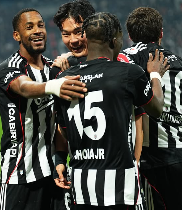 오현규(왼쪽 2번째)가 23일(한국시간) 튀르키예 이스탄불의 튀프라쉬 스타디움에서 열린 괴즈테페와&nbsp;홈경기서 후반 29분 팀의 4번째 골을 터트린 뒤 동료들과 기뻐하고 있다. 사진출처│베식타스 인스타그램