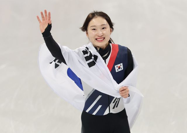 최민정이 21일(한국시간) 밀라노 아이스스케이팅 아레나에서 열린 쇼트트랙 여자 1500m 결선서 은메달을 따낸 뒤 기뻐하고 있다. 밀라노ㅣ뉴시스