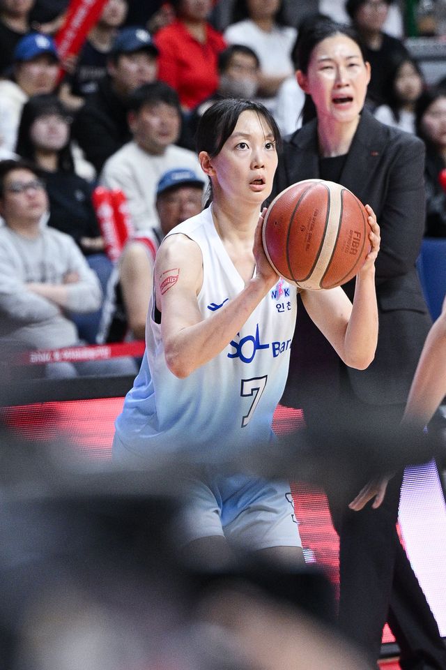 신한은행 신지현이 22일 부산사직체육관에서 열린 부산 BNK 썸과 원정경기에서 3점슛을 시도하고 있다. 사진제공｜WKBL