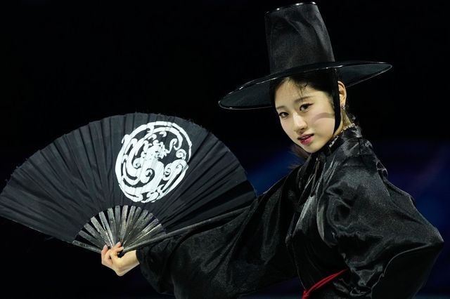 이해인이 22일(한국시간) 밀라노 아이스스케이팅 아레나서 열린 갈라쇼서 애니메이션 ‘케이팝 데몬 헌터스’ 속 아이돌 그룹 ‘사자 보이즈’로 변신했다. 밀라노｜AP뉴시스