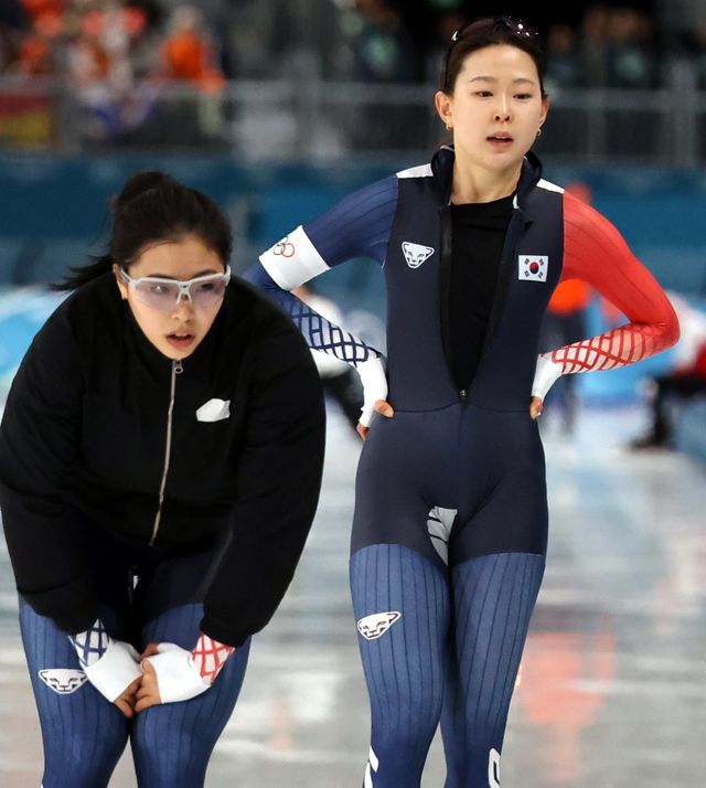이나현(왼쪽), 김민선이 16일(한국시간) 밀라노 스피드스케이팅 스타디움에서 열린 여자 500m 경기를 준비하고 있다. 뉴시스
