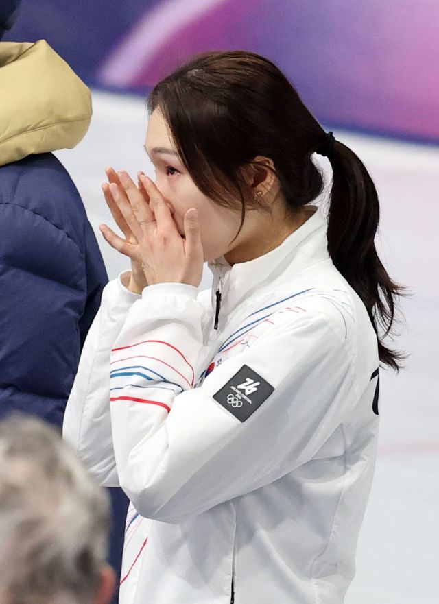 최민정이 21일(한국시간) 밀라노 아이스스케이팅 아레나에서 열린 쇼트트랙 여자 1500m 결선서 은메달을 따내며 동·하게 역대 최다 메달리스트로 등극한 뒤 감격의 눈물을 흘리고 있다. 밀라노ㅣ뉴시스