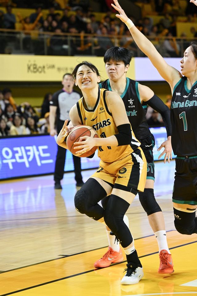 강이슬(왼쪽)이 23일 청주 KB스타즈챔피언스파크서 열린 하나은행전에서 진안의 수비를 뚫고 골밑 공격을 시도하고 있다. 사진제공｜WKBL