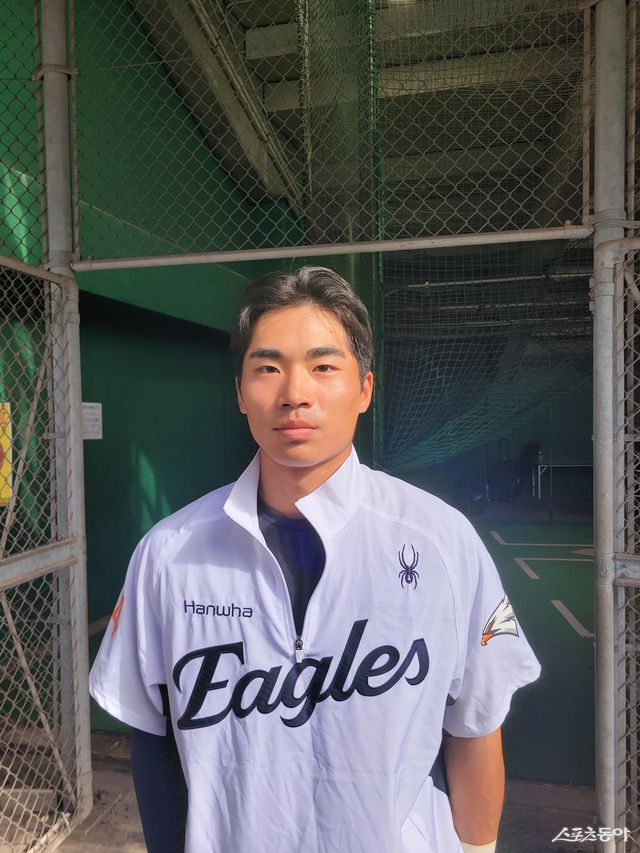 한화 오재원이 22일 일본 오키나와 니시자키구장서 열린 일본 프로야구(NPB) 지바 롯데와 연습경기를 마친 뒤 취재진과 인터뷰 시간을 가졌다. 오재원은 “박해민 선배님 수비 영상을 많이 찾아본다”라며 수비 기량을 더 발전시키겠다는 의지를 밝혔다. 오키나와｜장은상 기자 award@donga.com