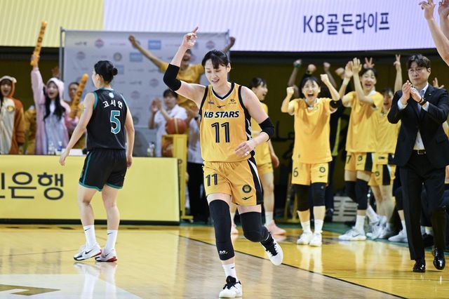 KB스타즈 강이슬이 23일 청주 KB스타즈챔피언스파크서 열린 하나은행전에서 3점슛을 적중한 뒤 세리머니를 하고 있다. 사진제공｜WKBL