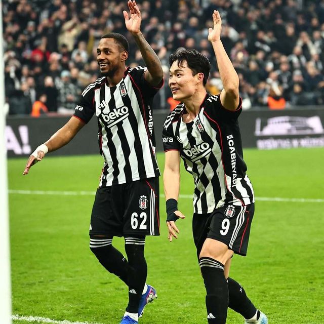 베식타스 오현규(오른쪽)가 23일 괴즈테페와 홈경기서 승리한 뒤 관중과 기쁨을 나누고 있다. 사진출처｜오현규 인스타그램