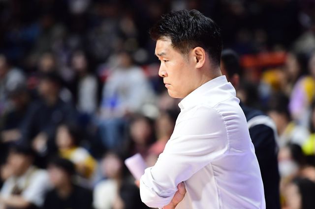 LG는 정규리그 30승을 선점하며 정규리그 우승 확률 81.5%를 손에 넣었지만, 조상현 감독은 쉽게 안심하지 않는다. 사진제공｜KBL