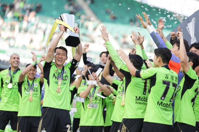 전북 현대 주장 김태환이 21일 전주월드컵경기장서 열린 K리그 슈퍼컵에서 대전하나시티즌을 꺾고 우승한 뒤 트로피를 들어올리며 기뻐하고 있다. 사진제공｜한국프로축구연맹