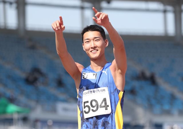 우상혁이 25일(한국시간) 슬로바키아 두클라 스포츠홀서 열릴 반스카비스트리차 실내대회 남자 높이뛰기 결선서 올 시즌 2번째 도약에 나선다. 뉴시스