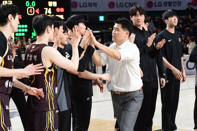 LG는 정규리그 30승을 선점하며 정규리그 우승 확률 81.5%를 손에 넣었지만, 조상현 감독은 쉽게 안심하지 않는다. 사진제공｜KBL