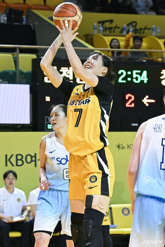 KB스타즈 박지수가 14일 청주체육관서 열린 신한은행전 도중 슛을 시도하고 있다. 사진제공｜WKBL