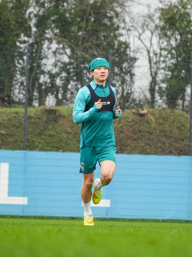 양민혁은 코번트리에서 출전 기회를 잡지 못한 채, 강등 위기에 놓인 토트넘 복귀까지 걱정해야 하는 상황이다. 사진출처｜코번트리 시티 페이스북