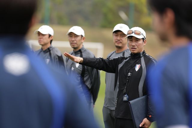 선수 못지않은 큰 사랑을 받는 이정효 감독에게 지휘권을 넘긴 수원 삼성은 K리그1 복귀를 위해 사활을 걸었다. 사진제공｜한국프로축구연맹
