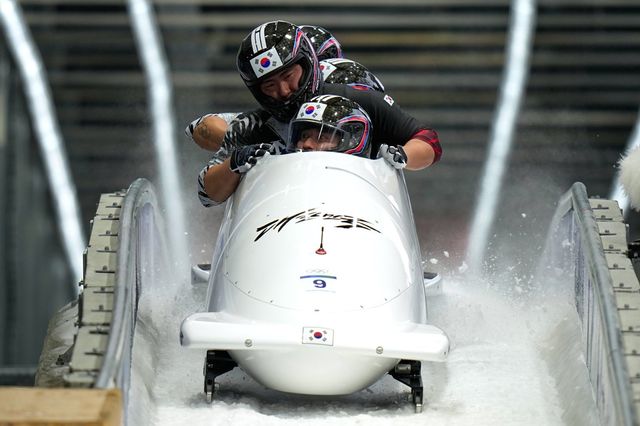 대한민국 남자 봅슬레이 4인승 대표팀이 22일(한국시간) 코르티나 슬라이딩 센터에서 스타트를 하고 있다. 코르티나담페초ㅣAP뉴시스