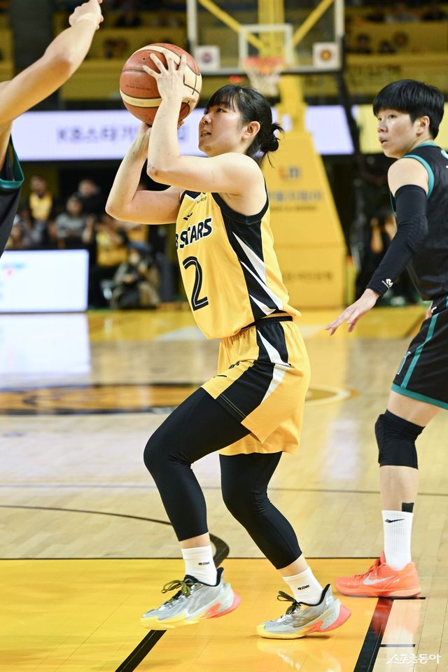 KB스타즈 허예은이 23일 청주 KB스타즈챔피언스파크서 열린 하나은행전에서 골밑 공격을 시도하고 있다. 사진제공｜WKBL