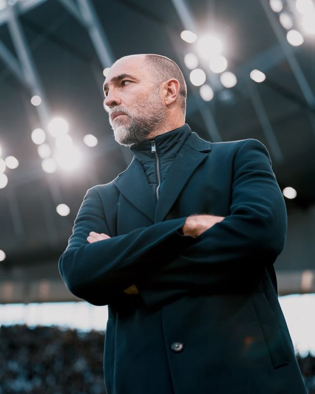 심각한 표정으로 ‘북런던 더비’를 지휘한 토트넘의 이고르 투도르 임시감독은 경기 후 강하게 분노했다. 사진출처｜토트넘 홋스퍼 페이스북