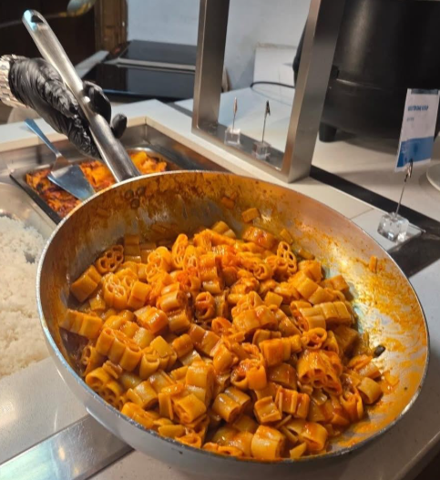 밀라노·코르티나담페초동계올림픽서 선수들이 선수촌 식당서&nbsp;먹은 음식은 파스타 365㎏, 달걀 1만 개, 커피 8000잔, 피자 1만2000조각에 이르렀다. 사진출처│빈센초스플레이트 인스타그램