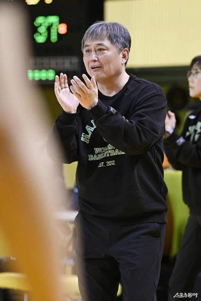 하나은행 이상범 감독이 23일 청주 KB스타즈챔피언스파크에서 열린 KB스타즈전에서 선수들을 독려하고 있다. 사진제공｜KB스타즈