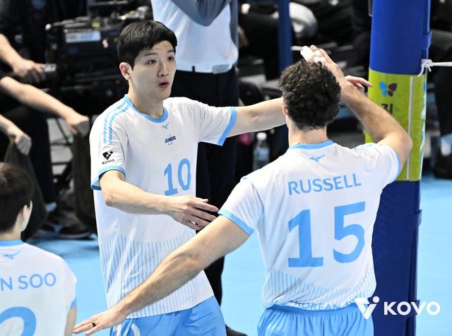 대한항공 주장 정지석(10번)이 22일 인천계양체육관서 열린 현대캐피탈과 V리그 홈경기에서 득점 후 외국인 주포 카일 러셀과 포옹하고 있다. 사진제공｜KOVO