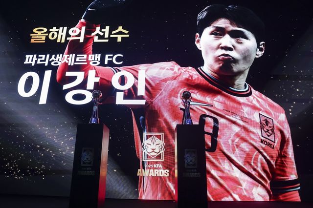 축구국가대표팀 미드필더 이강인이 24일 천안 코리아풋볼파크에서 열린 ‘2025 KFA 어워즈’서 남자부 ‘올해의 선수’로 선정됐다. 사진제공｜대한축구협회