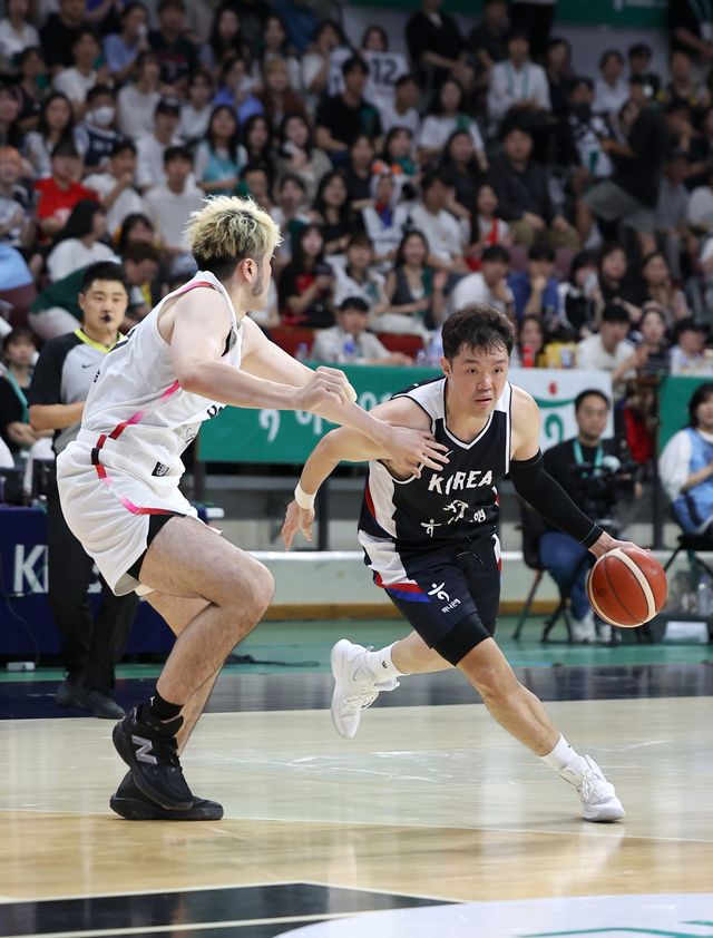 이승현(오른쪽)은 대표팀의 골밑 수비를 책임져야 한다. 하윤기, 이원석 등이 부상으로 이탈한 상황에서 그의 어깨가 무겁다. 뉴시스