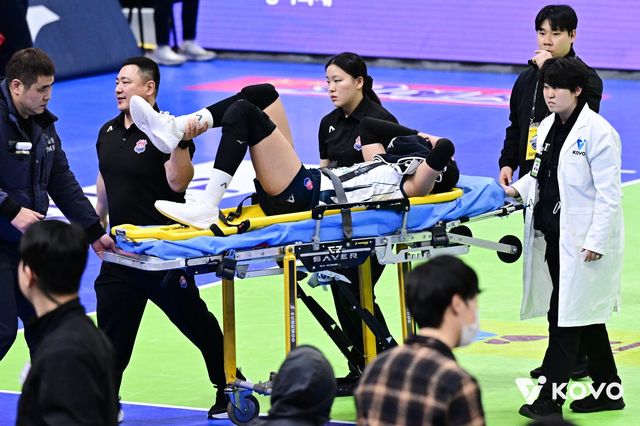 한국도로공사 타나차가 24일 수원체육관서 열린 현대건설과 V리그 여자부 원정경기 5세트 초반 발목 부상을 당한 뒤 고통스러워하며 들것에 실려나가고 있다. 사진제공｜KOVO